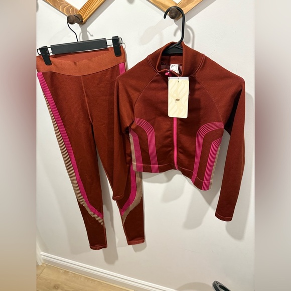 NWT - 2 Pc - FABLETICS - CASEY SEAMLESS JACKET AND LEGGINGS - Picture 5 of 10